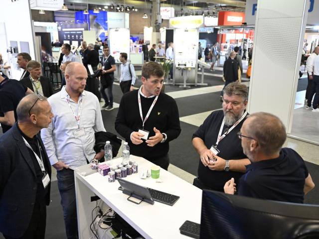 Udstillere og besøgende i interaktion med hinanden på HI-messen